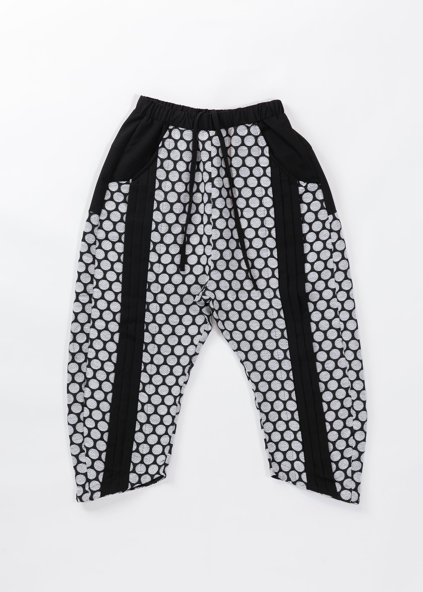 Over size deformation pants with pleated trims