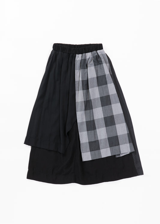 Asymmetrical skirt with different materials  　